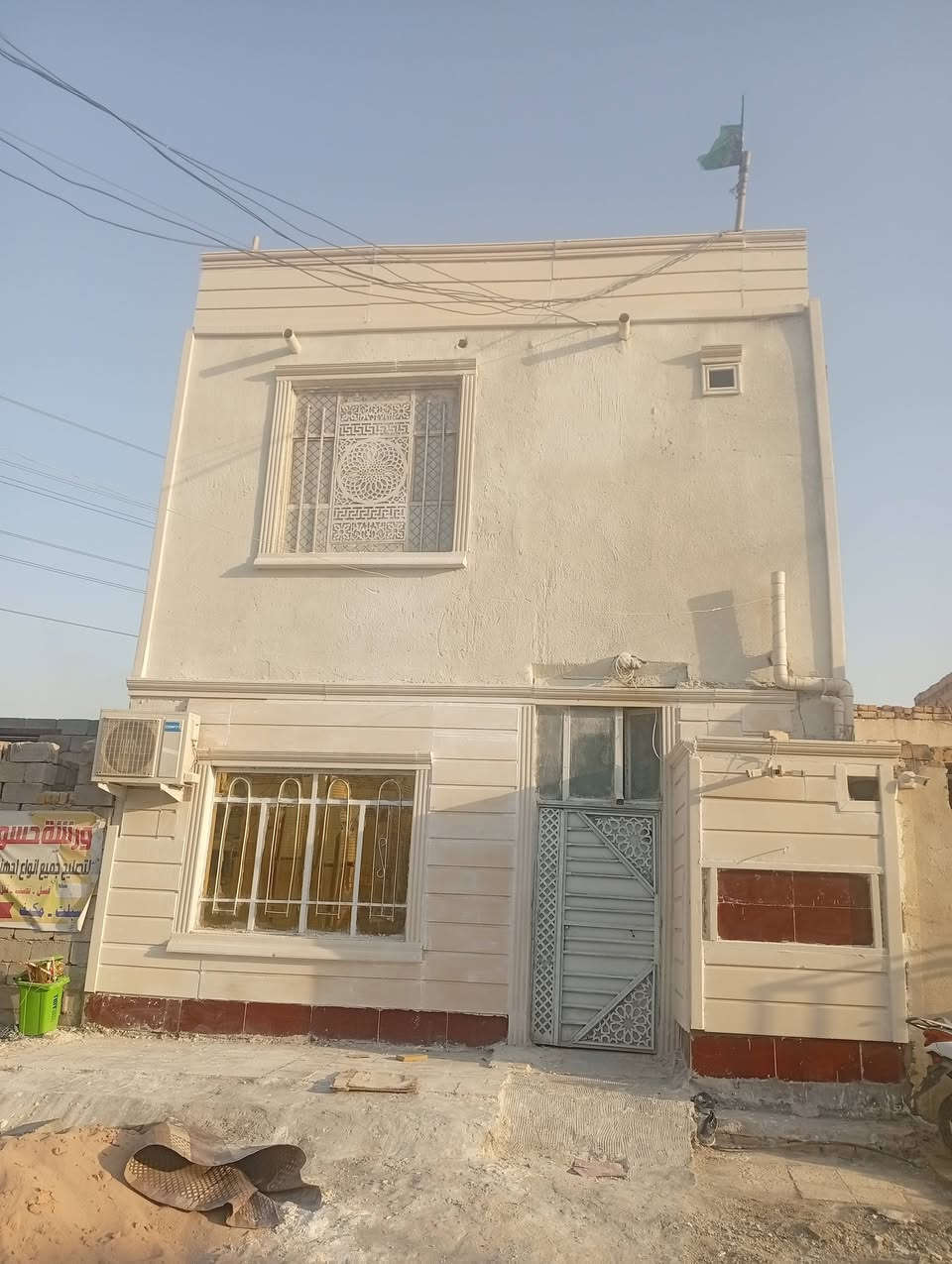 السلام عليكم بيت المساحه 100 الصخيين قرب مدرسه الكساىي 3بيت عن المدرسه قريب على جسر  الحولي يتكون 3--غرف صالات عدد 2صول الصاله 6×4 دوانيه 6×4عدد الصحيات 4مطابغ 2الطول 3×2500السعر 80-رقم بي واتساب‏‪***********‬‏ البيت زراعي وبي وصل تطويب
