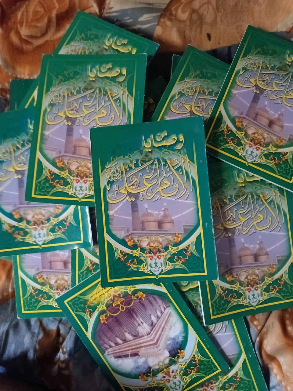 السلام عليكم
سعر جميع التي التي في الصور هو 35,000 
علما أن كتاب وصايا الامام علي 28 نسخة
و كتاب سيرة فاطمة الزهراء 10 نسخ 
و روايات الجيب 8 نسخ
يوجد توصيل لجميع محافظات العراق 
***********
