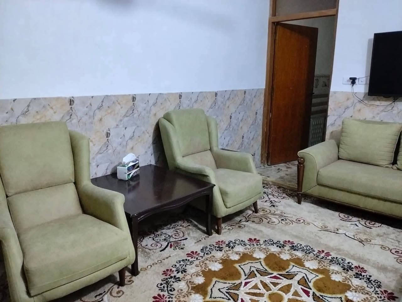 بيت مساحة ١٠٥ طابو ملك صرف سكني 
بغداد الراشدية منطقة الانتصار 
مقابيل مستشفى حماد شهاب 
قبل مرور الحسينيه 
قرب الملعب 
طابق ونص 
استقبال وصاله 
غرفتين نوم و خدمات 
منور وكراج و بيتونه وسطحين
معروض حصرا لدى مكتب الموسوي للعقار 
للإستفسار الاتصال على الرقم الموجود او زيارة المكتب 
ابو فاطمه الموسوي 
***********
