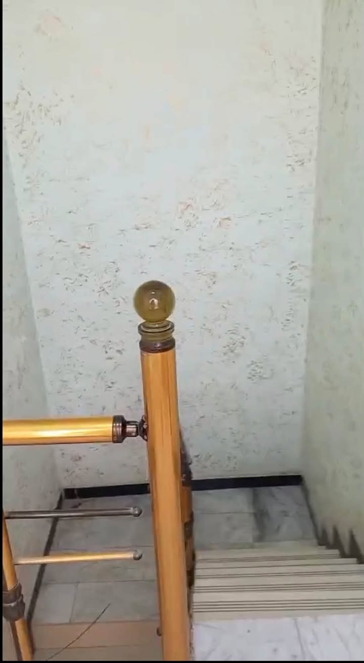 شقه درج معزول للايجار في المعقل تحتوي على غرفه وصاله ومطبخ وصحيات السعر 400 الف
واتس ***********
