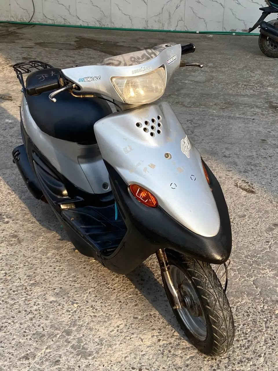 ---
*دراجة تسع زروف للبيع* 
السعر: 350 الف فقط 
المواصفات:
- محرك قوي وصرف بانزين قليل
- بيها حمالة خلفية 
- تايرات زينة وجاهزة
- تفيد للدوام واللفات القريبة
الدراجة نظيفة ومابيها اي نقص 
المكان: البصرة 
للتواصل: ***********
الشرايه  فقط يراسلوني
---
