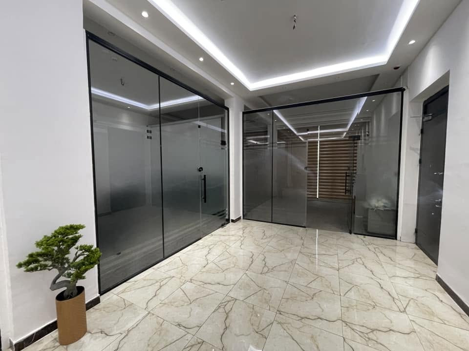 زجاج مستعمل • قواطع مكاتب • ١٠ملم