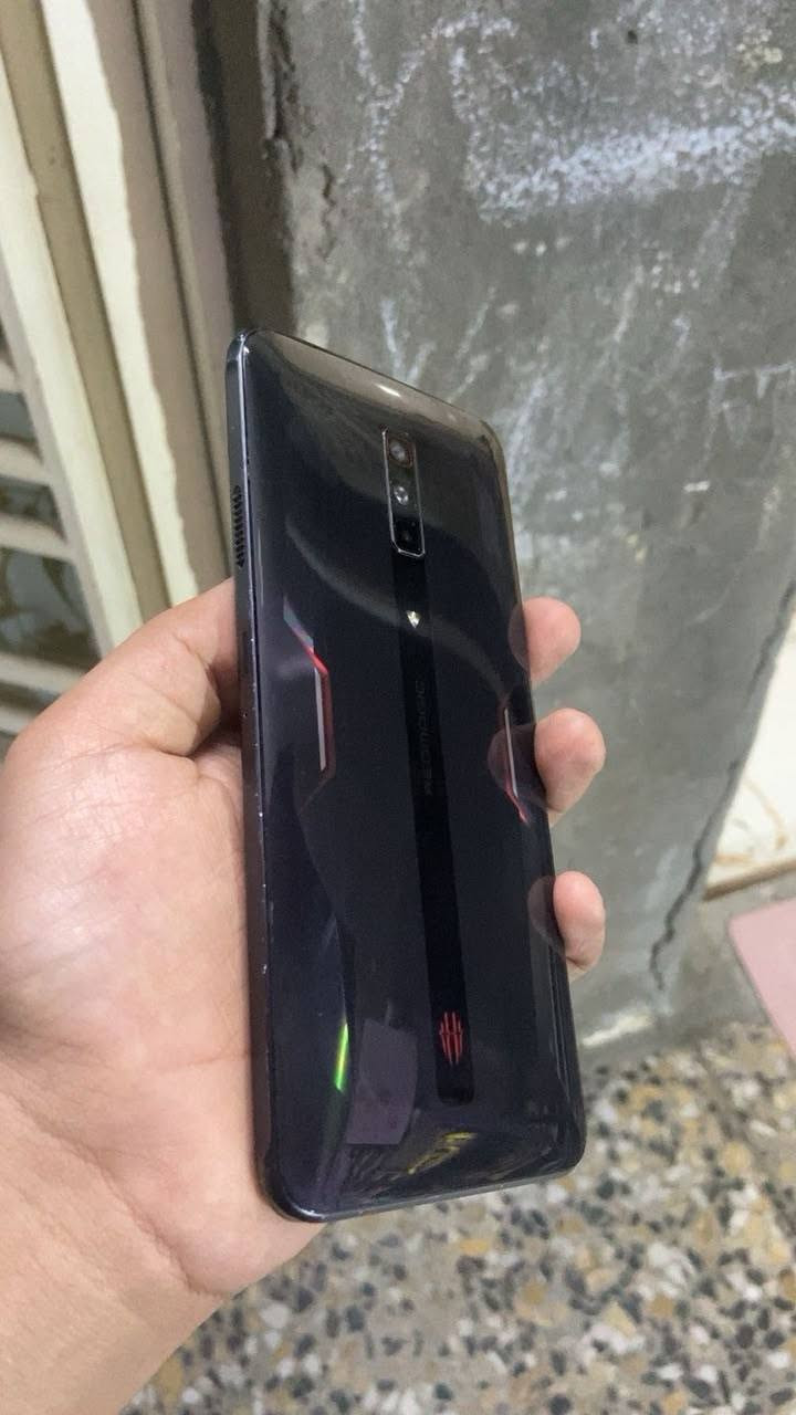 السلام عليكم المو شراي ليتعبني فدوه
ريد مجك 6s للبيع 
الجهاز مواصفاته
المواصفات البارزةالشاشة: قياس 6.8 إنش من نوع AMOLED وتدعم معدل تحديث فائق 165 هرتز.الأداء: معالج قوي من كوالكوم (سناب دراجون)، مصمم خصيصاً لتشغيل الألعاب الثقيلة.التبريد: مروحة تبريد داخلية مدمجة لتقليل حرارة الجهاز أثناء اللعب الطويل. 
مع شفتات خارجيه ملمس خرافي
الجهاز بي فطر بشاشه ممبين ولا ماثر 
مكاني بغداد ماعندي توصيل
***********
سعره 300
