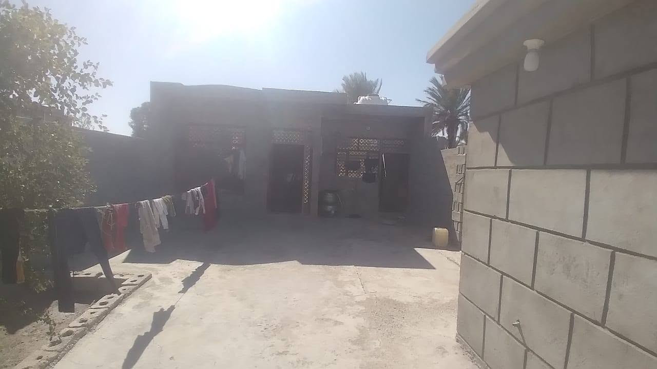 سلام عليكم بيت لابيع مساحت البيت 225 متر واجهيه سبعه ونص ونزال 33 متر بي قرفتين ومسلك ومناور 2 ومطبخ وحمام  وطرمه جبيره الكاع عقد زراعي عقد 35 مكاتبة السعر 40 وبي مجال لاشراي العنوان ابو غريب الحمدانية الثانية قرب مدرست الواسطي تواصل رقم الهاتف او وتساب وخاص ***********
