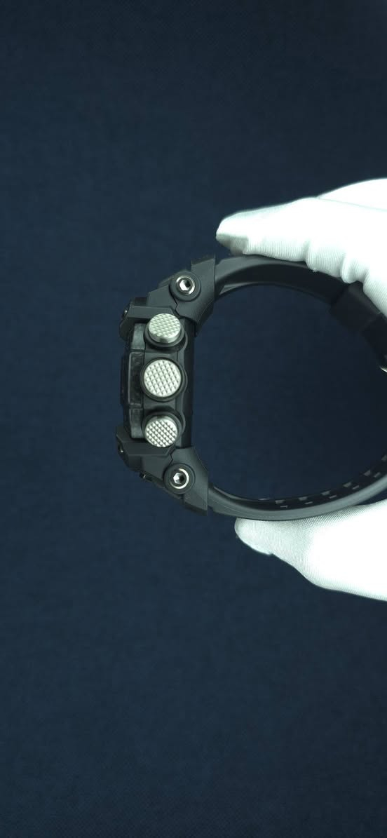 السلام عليكم 

ساعة كاسيو جي شوك مود ماستر بحالة جديد
GG-B100

° الوصف
• هذا طراز من السلسلة G-Shock Mudmaster مصمم للاستخدام في البيئات القاسية التي يتناثر فيها الحصى والأوساخ والحطام، ويستخدم مواد من الكربون. يساعد استخدام الكربون عالي الصلابة في الهيكل على منع التلف والتشويه، ويضمن مستوى عاليًا من الإحكام ومقاومة الصدمات. كما يتميز هذا الطراز بعامل تصفية يحمي من تسرب الوحل ومزود بظهر لوحة مصنوع من الفولاذ المقاوم للصدأ وغطاء خلفي مصنوع من الراتينج الصافي المقاوم للصدمات الممزوج بألياف زجاجية، هذا ما يمنحه مستوى عاليًا من المقاومة للغبار والوحل. ويأتي الإطار مزودًا أيضًا بثلاث طبقات من الراتينج الصافي مع حشوات من ألياف الكربون.

° المعلومات الأساسية

• القطر 51.3 ملم

• مقاومة الماء حتى عمق 200 متر

• ومقاومة الصدمات مقاومة الوحل و بنية حماية أساسية من الكربون

• مصدر الطاقة وعمر البطارية عمر البطارية التقريبي: سنتان على CR2025

• ضبط الوقت
Bluetooth: يتصل الطراز بالهواتف الذكية ويضبط الوقت تلقائيًا

• ميزة قابلية اتصال التطبيقات
ضبط الوقت التلقائي
إعداد سهل للساعة
توقيت عالمي لـ 300 مدينة تقريبًا
بيانات سجل الأنشطة اليومية
سجل المهام
مؤشر الموقع
ذاكرة الموقع
تخصيص تبديل الوضع/الشاشة
التصحيح التلقائي للارتفاع
الباحث عن الهاتف

• عرض وقت شروق الشمس ووقت غروب الشمس
وقت شروق الشمس ووقت غروب الشمس في تاريخ معين

• التوقيت العالمي ، 38 منطقة توقيت (38 مدينة + التوقيت العالمي المنسق)، تشغيل/إيقاف تشغيل التوقيت الصيفي، تبديل المدينة المحلية/مدينة التوقيت العالمي

• ساعة إيقاف بدقة 1/100 ثانية
من 00'00''00 إلى 59'59''99 تقريبًا (لأول 60 دقيقة)
من 1:00'00 إلى 23:59'59 تقريبًا (بعد 60 دقيقة)
وحدة القياس:
1/100 ثانية (لأول 60 دقيقة)
ثانية واحدة (بعد 60 دقيقة)
أوضاع القياس: الوقت المنقضي، وقت الانقسام، أوقات المكانَين الأول والثاني

• مؤقت العد التنازلي، وحدة القياس: ثانية واحدة، نطاق العد التنازلي: 24 ساعة، نطاق ضبط وقت بدء العد التنازلي: من ثانية واحدة إلى 24 ساعة (زيادات بمعدل دقيقة واحدة وزيادات بمعدل ساعة واحدة)

• ضوء LED لوجه الساعة (ضوء LED تلقائي، مصباح شديد الإضاءة، مدة إضاءة قابلة للتحديد (1,5 ثانية أو 3 ثوانٍ)، إضاءة الشفق)
إضاءة خلفية بتقنية LED للشاشة الرقمية (ضوء LED تلقائي، مصباح شديد الإضاءة، مدة إضاءة قابلة للتحديد (1,5 ثانية أو 3 ثوانٍ)، إضاءة الشفق)

• 5 منبهات يوميًا إشارة الوقت بالساعة

• نطاق مقياس الارتفاع: من -700 إلى 10000 م (من -2300 قدم إلى 32800 قدم)، وحدة القياس: 1 م (5 أقدام)، رسم بياني لإشارة العقرب إلى فارق الارتفاع، قياسات الذاكرة اليدوية (حتى 14 سجلاً، يتضمن كل منها الارتفاع والتاريخ والوقت)، بيانات السجل التلقائي (الارتفاعات العالية/المنخفضة والصعود والهبوط التراكمي)، ميزات أخرى: قراءات الارتفاع النسبية (±100 م/ ±1000 م)، فاصل قياس اختياري: 5 ثوانٍ أو دقيقتان (ثانية واحدة لأول 3 دقائق فقط) *التحويل بين المتر والقدم

• نطاق قياس الضغط الجوي: من 260 إلى 1100 هكتوباسكال (من 7,65 إلى 32,45 بوصة زئبقية)، وحدة القياس: 1 هكتوباسكال (0,05 بوصة زئبقية) إشارة العقرب لفارق الضغط (±10 هكتوباسكال)، الرسم البياني لاتجاه الضغط الجوي (قراءات آخر 20 ساعة أو 56 ساعة)، تنبيه معلومات اتجاه الضغط الجوي (تشير الصفارة والسهم إلى تغييرات مهمة في الضغط)، يمكن أن يعرض الرسم البياني لاتجاه الضغط الجوي آخر 20 دقيقة أو آخر 56 دقيقة من القياسات. وتظهر إشارة العقرب لفارق الضغط القيَم في وحدات من ±0.1 هكتوباسكال. *التحويل بين الهكتو باسكال 

• والبوصة الزئبقية بوصلة رقمية لقياس الاتجاه وعرضه كنقطة واحدة من أصل 16 نقطة، نطاق القياس: من 0 إلى 359 درجة، وحدة القياس: درجة واحدة، قياس متواصل لمدة 60 ثانية، إشارة العقرب إلى الشمال، تصحيح الانحراف المغناطيسي، معايرة الاتجاه (معايرة ثنائية النقاط، معايرة من ثمانية أرقام، معايرة تلقائية)

• نطاق قياس مقياس الحرارة: من -10 إلى 60 درجة مئوية (من 14 إلى 140 درجة فهرنهايت)، وحدة القياس: 0,1 درجة مئوية (0,2 درجة فهرنهايت) *التحويل بين درجة الحرارة المئوية ودرجة الحرارة بالفهرنهايت

جميع الساعات اصلية معا ضمان🤍.

عنوان: - بغداد - مدينة الصدر ـ الأورفلي 
توصيل لجميع المحافظات 
التواصل واتساب *********** 🤍.
