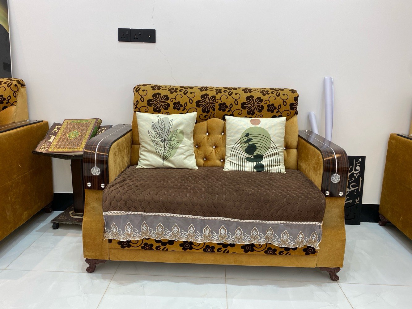 سلام عليكم قنفات عدد 5 قطع ثنين كبار وحده وسط وكراسي ثنين للبيع نظافه 97‎%‎ تكمه بدون ضرر مكاني قضاء مدينه الهوير الزهيريه السعر 350 قفل  رقمي ***********