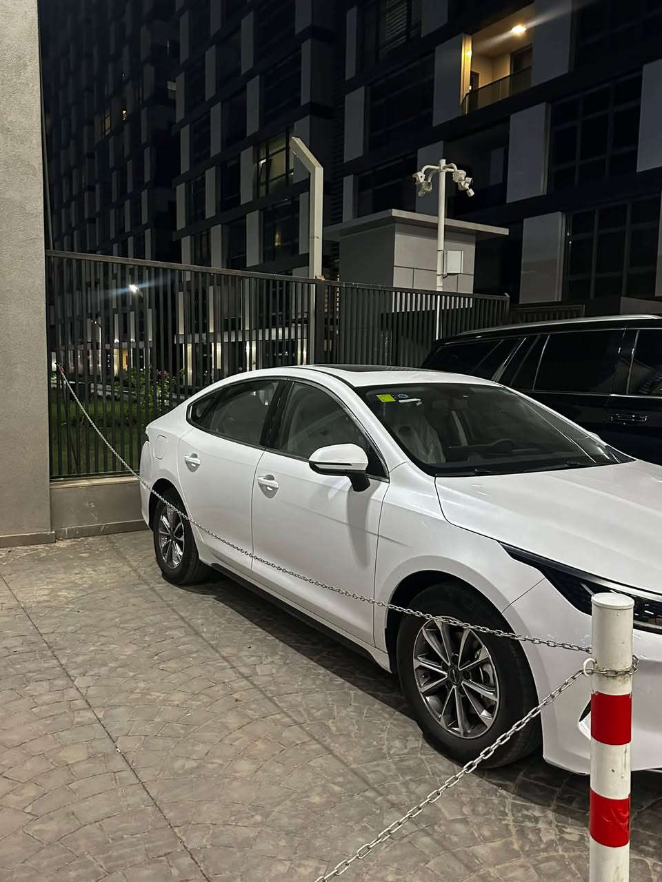 السلام عليكم 
BYDدستروير 
ابيض اللون 
ام الفتحه 
موديل 2025
زيروو ع كد الترقيم 
رقم رباعي حلو بغداد
السعر 
23مليون و250 
مواصفاتها معروفه الدستروير

رقم الهاتف 
***********
