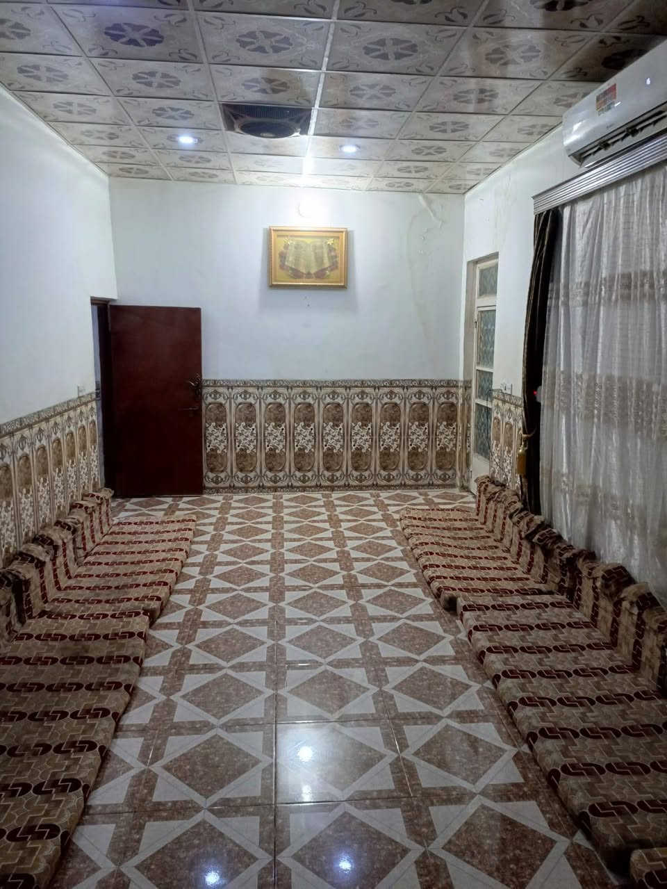 السلام عليكم دار سكن للبيع في قضاء الشافعية حي الزهراء ٢٠٠ متر واجه ١٢ ونص نزال ١٦  طابو صرف  يقع على منتزه  بصف الركن يتكون من كراج سيارة وحديقه استقبال ٧متر × ٣ ونص ومطبخ ٥×٣ونص وصاله ٨× ٣  وصحياة داخلية وخارجية مناور جبهتين غرف نوم عدد ٢    ٥× ٣ ونص  مسلح سقف عكاده  بناء  ٢٠٢٠ الاتصال على الرقم ***********
