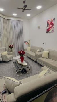 نظيف • بلا عيب • طاولات وميز شاشة