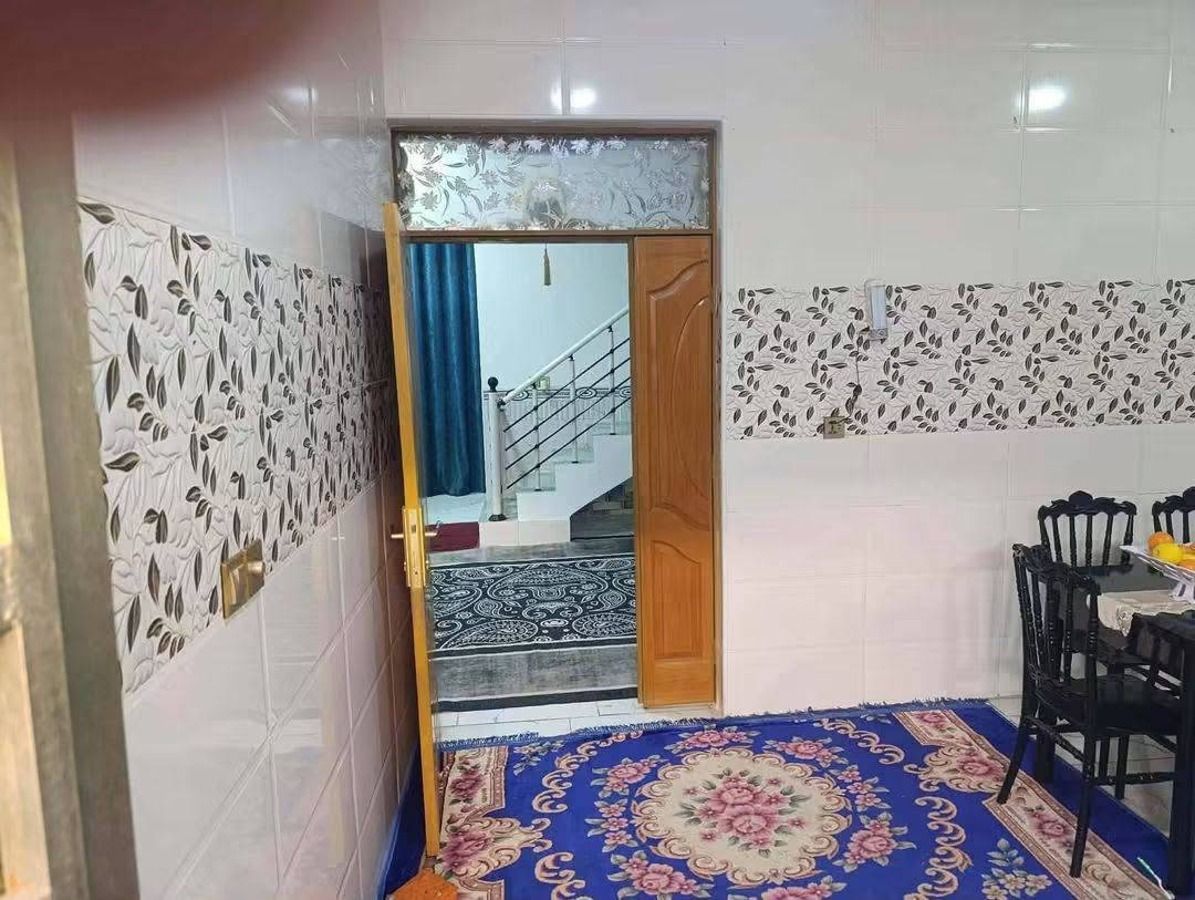 سلام عليكم دار 250 م شارع تبليط أساس صب بناء بلوك سقف عكاده يتكون من غرفتين صاله واستقبال ومطبخ صحيات داخليه وخارجية بيت جاهز سيراميك بورسلين حديقه بناء جديد السعر 60 وبي مجال عنوان سايدين مطار شارع علكم قرب شارع حاتم الخير للاستفسار زورو مكتب الغريري ركن شارع حاتم الخير 
الرقم ***********سيد احمد
