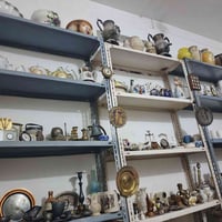 ورحمه الله وبركاته عندي اغراض فرفوري انكليزي ونحاسيات تقريباً 400 قطعه...