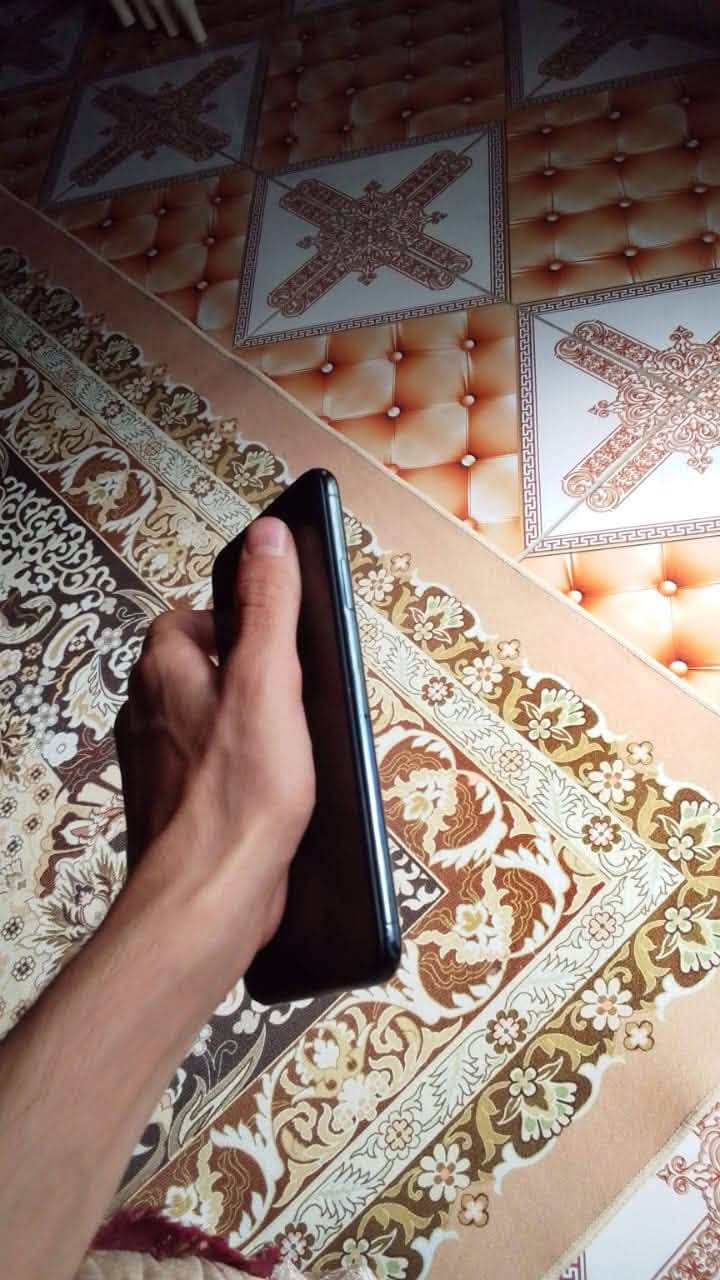جهاز شرق اوسط شاشة مبدله و ضهر مكسور فقط جهاز جداً نضيف مراوس ب 11عادي او برو شرط 256 رقم***********
