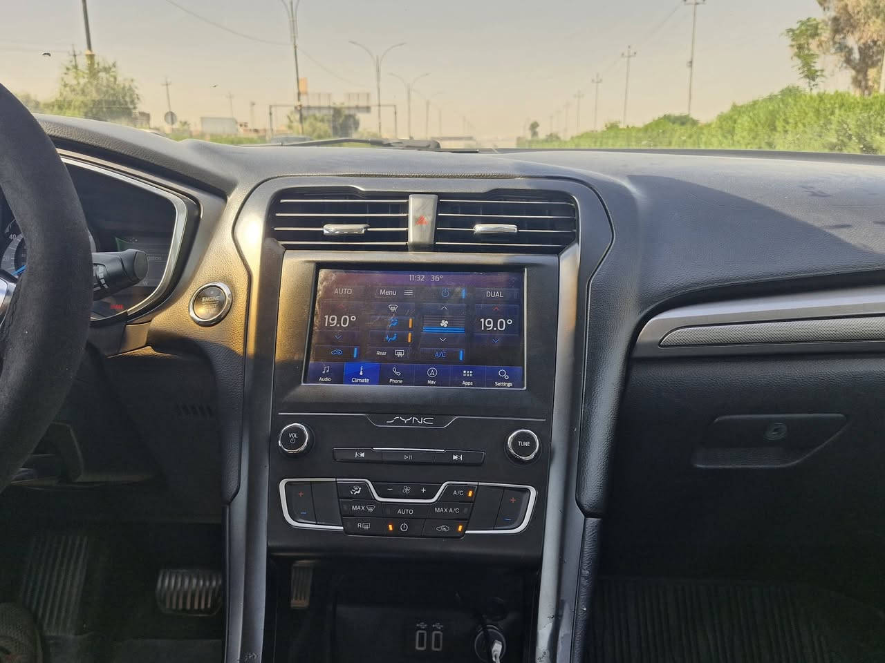 للبيع: فورد فيوجن 2019
#السعر_يمكم_قيموها_الي 
 * الموديل: 2019
 * المحرك: 1.5L Turbo EcoBoost (مفتوح معمر جديد)
 * المسافة المقطوعة: 119,000 ميل
 * رقم أربيل، باسمي مباشرة، مع كوبون بنزين.
 * الكير والتبريد بشرط 
 * كير ماوس
* طخم ويل تيتانيوم اني شديته
 * الطخم: نص عمر.
 * ملاحظات بسيطة جداً يلاحظها المشتري أثناء المعاينة.
 * الضرر: الجاملغ الأيسر مع ربع باب السائق.
 * البونيد: تصليح معجون في خشم البونيد الأيمن، والبونيد مصبوغ بالكامل لتوحيد اللون قبل سنة بس هسه لونه جرد ما اعرف السبب
 * الجاملغ الامامي الايمن تعديل بارد بسيط انطخت بايدي
 * موقع السيارة الموصل
للتواصل ***********
