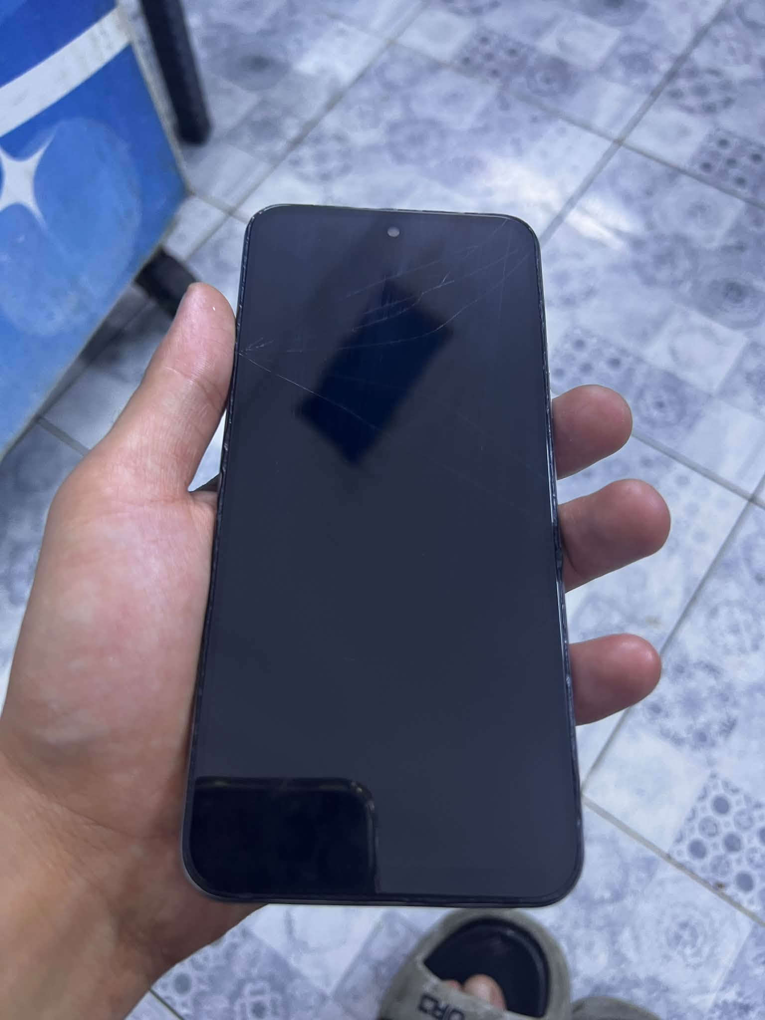 تكنو سبارك 
الذاكره 128
البطاريه 5000
الرام 8

بي فطر خفيف بلمس بس ما يأثرر نهائي 
رايده ب90 وبي مجال للشراي
