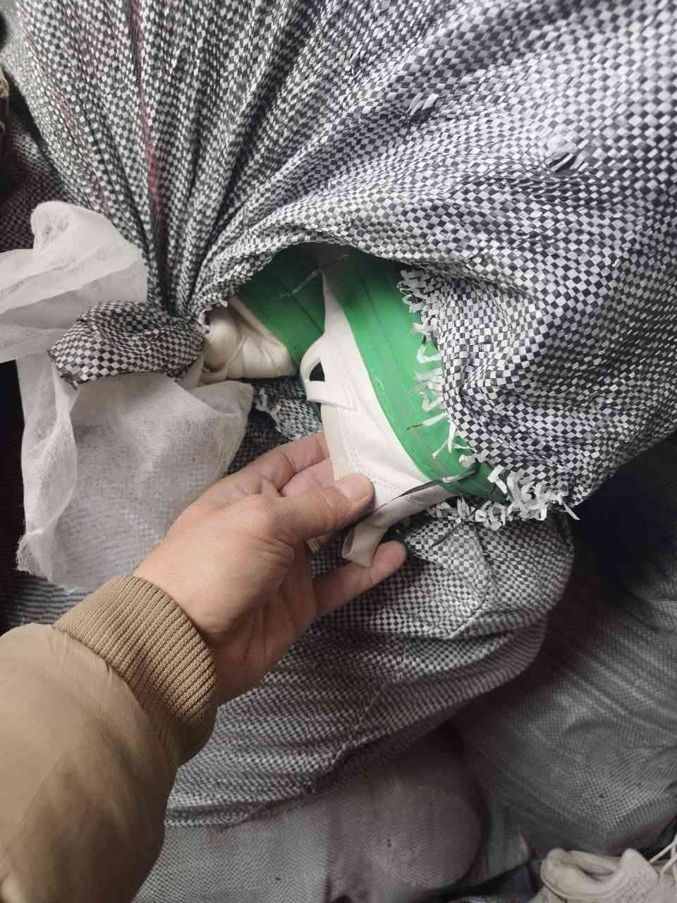 شلعه حذاء رجالي شبابي عدد الف و٢٠٠ قطعه جديد غير مستعمل سعر الف ونص البيع كل الكميه شلع قلع *********** يوجد واتساب
