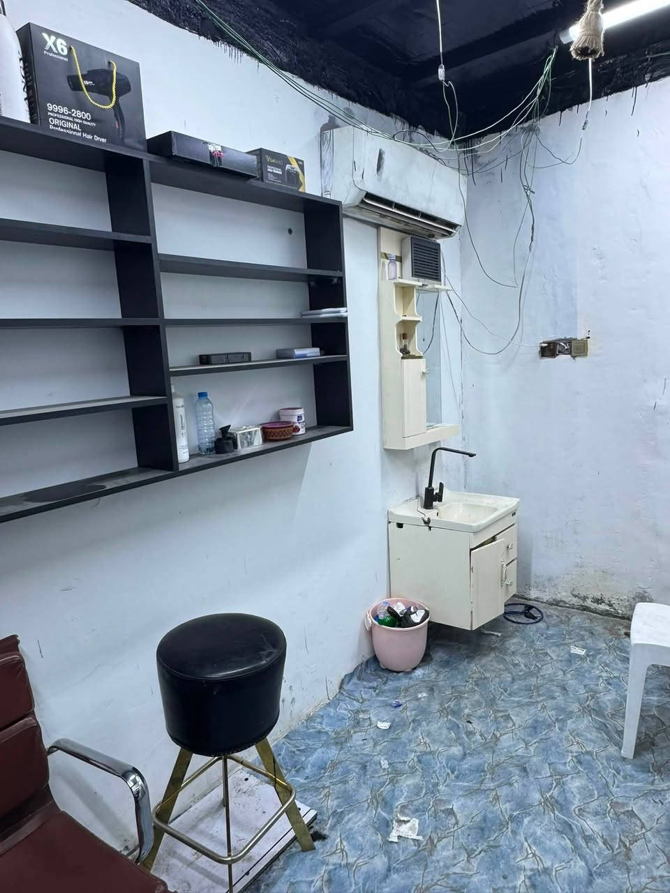 محل حلاقه جاهز من كلشي مكانه بصره السعر 900 الشراي يتصل ***********
