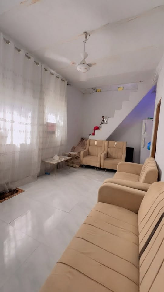 السلام عليكم بيت للبيع ٥٠ متر شارع مطار قديم قرب صيدليه ارض الفرح سند ٢٥ ركن ١٧ وبي مجال ***********
