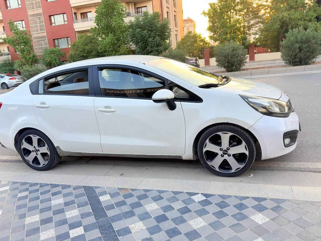 السلام عليكم
كيا ريو خليجي 2012 
مكينة دوش قطرتين 1600 
لايت خلفي ليد 
داخلي لونين 
مرايات شفط 
تحكم ستيرين جهتين 
بيها سونار بلمنشور 
مكان سياره سليمانيه 
السعر 77$ 
‏‪***********
