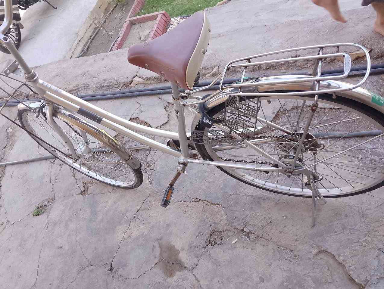 سلام عليكم بايسكل حجم 27 لون سلفر كير وطاقه كلش نضيف السعر 90 بي مجال مكاني التجاريه قرب البوابه 
‏‪***********‬‏
