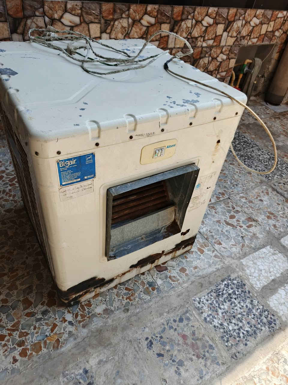 مبرده حجم ثنين ونص للبيع شغالة ماطور سرعتين شغال واتربم كبير بلادية ما متعوبة استخدام قليل السعر /٧٥/وبيه مجال كفأت العبيدي /***********
