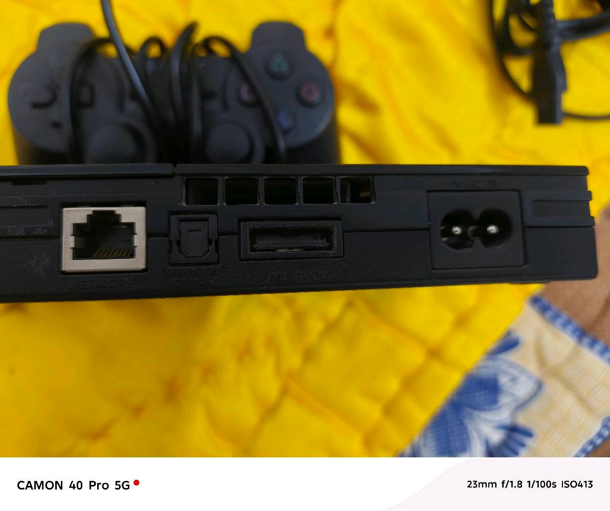 للبيع بلايستيشن 2 (PS2) نظيف وكامل ملحقاته 🎮
​الملحقات:
​عدد 2 يد تحكم (أصلية شغالة).  
​ميموري كارد سعة 8 ميكابايت.  
​فلاش مساحة 32 كيكابايت.  
​كافة الوايرات والربط الأصلية (واير الكهرباء وواير الشاشة).  
​الحالة: الجهاز نظيف وشغال
​السعر: 50 ألف وبي مجال للطيبين للتواصل واتساب***********