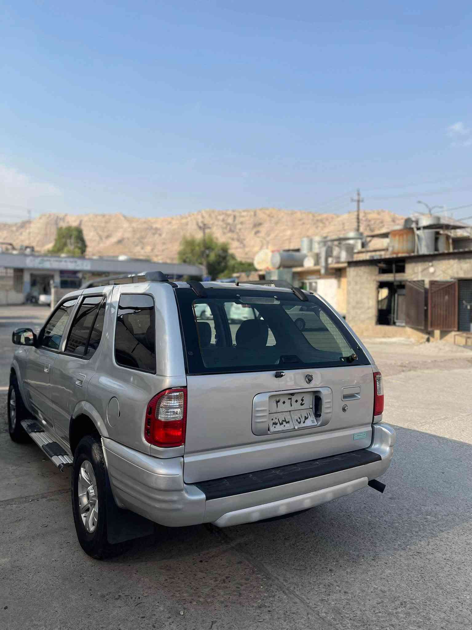 ئەسیزۆ  2000 سەیارەکە چوار جام کارەبایە تەرحە گێڕ و مەکینە و ئەکسل بەشەرت تەبرید ساردوو گەرم کارەبای هەموو گیانی ئیشەکات بەناو کردن و خەرامە بەشەرت  سەیارەکە حیزام بۆیاخ نیە من بە حیزام ئەی فڕۆشم کامل مەسرەفە یەک دینارە مەسرەفی نیە 60$مەعمەلە ***********  ئەدمین❤️

نص مكتوب في الصور:
- ***********