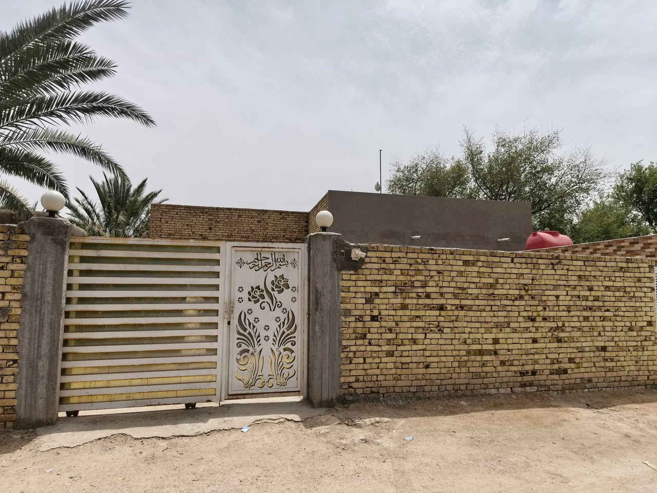 ارض زراعية طابو صرف للبيع

المساحة ربع دونم ٦٢٥م

تحتوي على بيت بناء طابوق يتكون من ثلاث غرف نوم + مطبخ + صالة + براني + صحيات داخلية وخارجية مساحة البناء ٢٠٠م والباقي حديقة تبعد عن شارع ديوانية شافعية ٢٠٠م يوجد ماء + كهرباء + خط مولد

للاستفسار

***********
