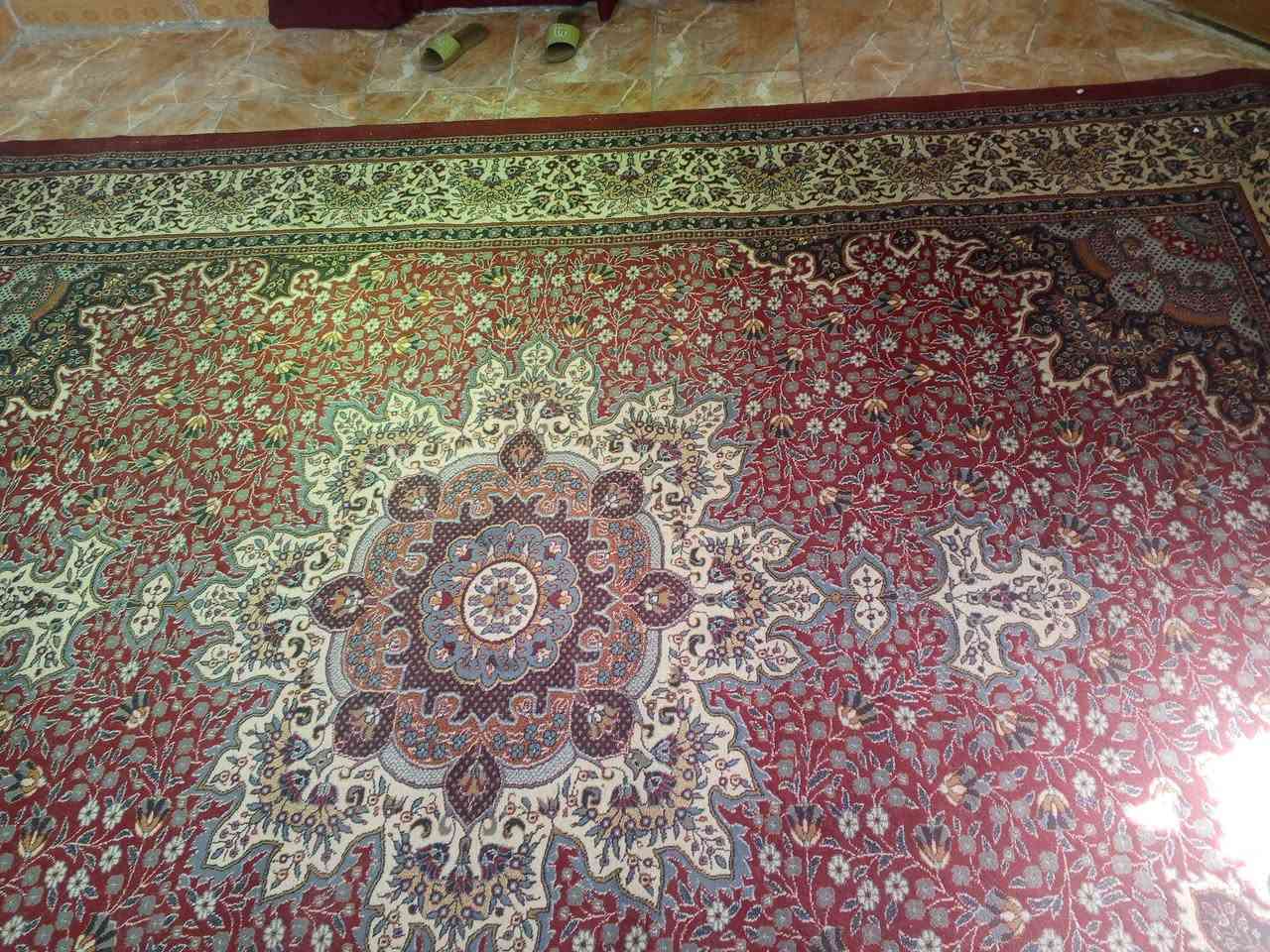 الزولية تركية الصنع من نوع Royal، 

المقاس: 3 × 4 متر.

اللون الغالب: أحمر خمري.

الوسط: بيج/عاجي، وبيه نقشة دائرية كبيرة مزخرفة باللون الأزرق والبني.

الجوانب: نقوش وردية وزخارف نباتية كثيفة.

الحاشية: عدة إطارات مزخرفة بألوان بيج، أخضر غامق وبني.

التصميم: شرقي/تركي تقليدي، 
ماعندي توصيل الي يردها يدخل واتساب *********** St Andrew, Surrey
