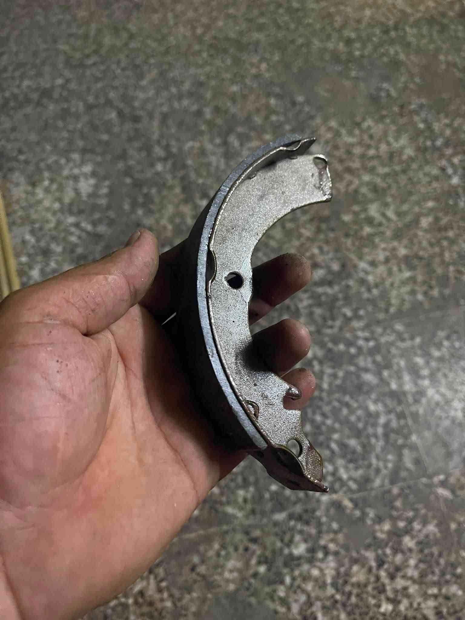 سلام عليكم متوفر عندي غراض لانسر مثل ابطاين بوب عدد 4 مثل ما واضح بل صورة  بوش صدر خلفي بنزات خلفية وماطور جامة قاعدة فيوزات امامية رئيسي أم كتفات موجودة صور اضيفهن بل منشور 
سلف وداينمو وباور مال حاوية شديت مكينة وجني  وياهة فة ما احتاجهن لي يفيدنة بل خدمة مكاني حي اور ل 600 *********** رقمي
