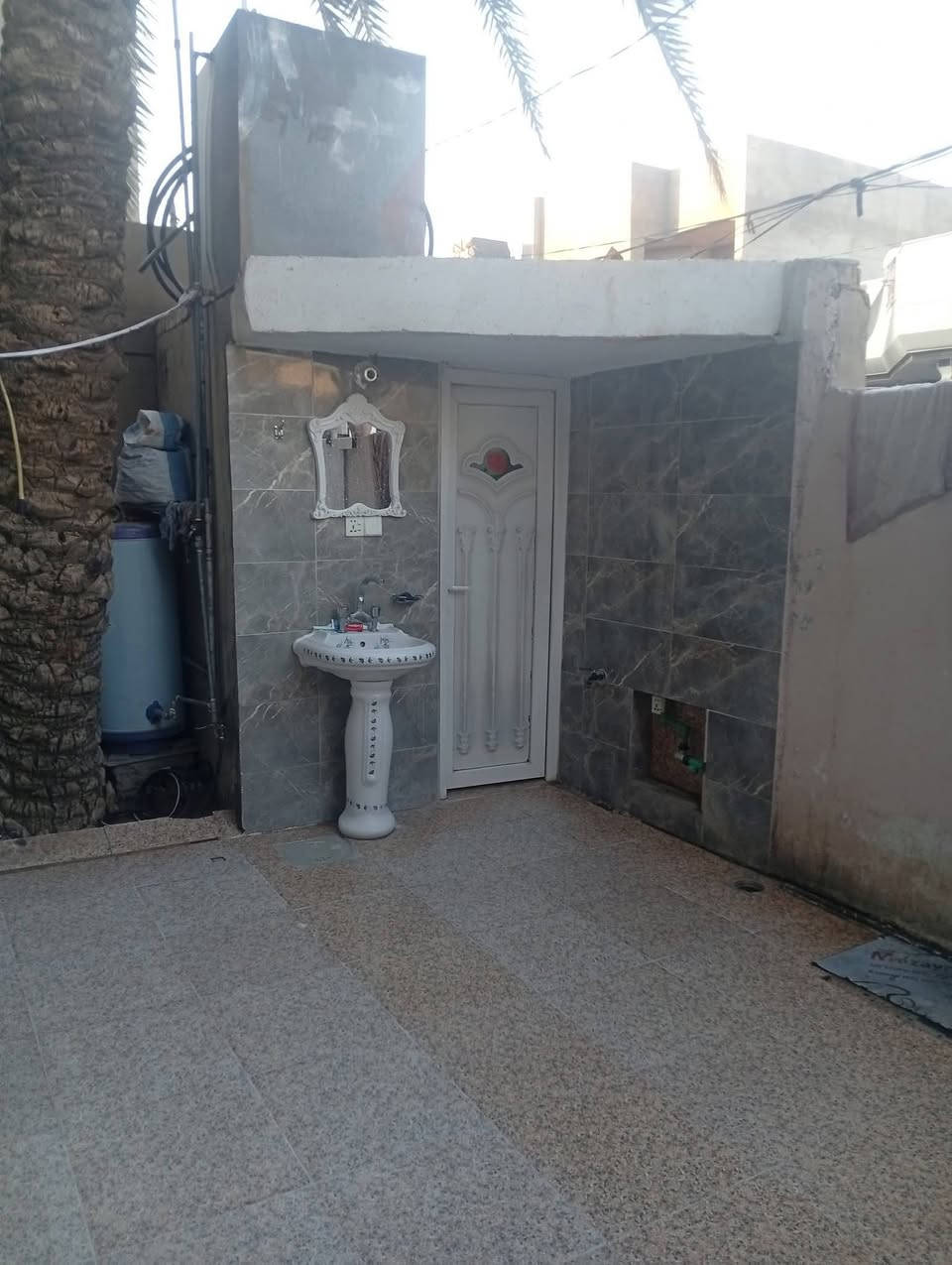 🏡 دار للبيع 
📍الموقع : بهرز ـ حي القادسية ـ قرب اسواق صباح الدليمي 
📐 المساحة : 150م الوجه 7.5 
🧾 زراعي سند 25 
✅ يتكون الدار من طابقين 
1️⃣ گراج كبير ، أستقبال ، مطبخ ، صالة ، غرفتي نوم 
دورتي مياه
2️⃣ 3 غرف نوم ، صالة ، دورة مياه ، بيتونة 

✅ خدمات كاملة( ماء ،مجاري، كهرباء، شارع تبليط ) 

للأستفسار : ***********
