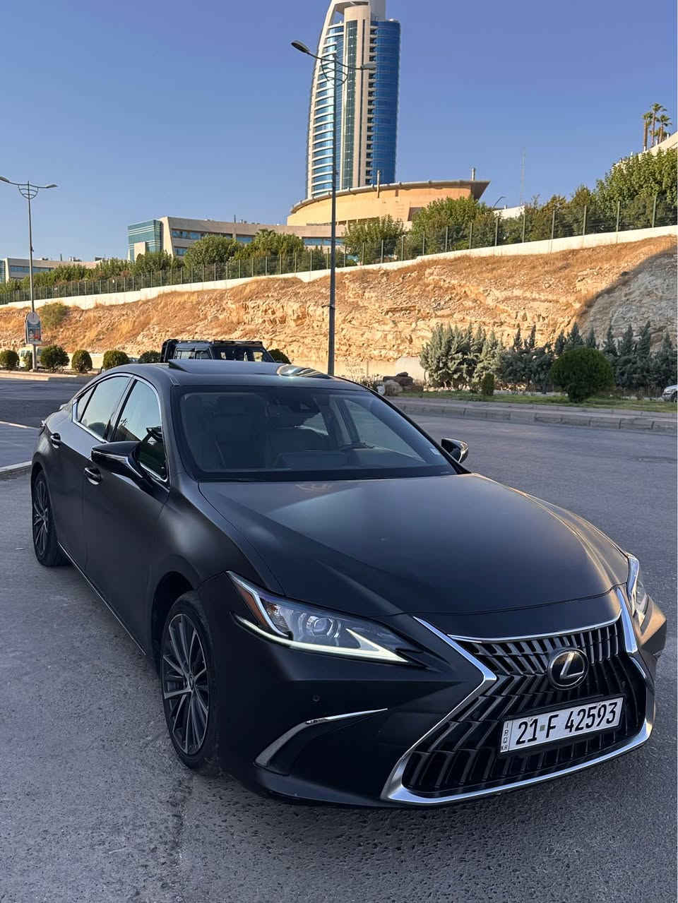 🚘 Lexus ES 300h 2023 | Full Option 🔥

✨ Lexus 300h مودێلی 2023
▪️ حەجمی 300h — Hybrid
▪️ 94,000 KM ڕۆشتووە
▪️ بێ بۆیاخە، تەنها 1–2 پەڵەی ساردی هەیە
▪️ بە تەواوی PPF کراوە لە ڕەها ئۆتۆ
▪️ Full Option و زۆر پاک و پارێزراو

⭐️ مواسەفاتەکان:
• شاشەی گەورە
• حەساس و ڕادار360
• کوشنە سارد و گەرم
• کوشنە Memory
• تەبریدی دوو زۆن
• مەرکەزی سوکان کارەبایی

• و زۆر مواسەفاتی تایبەتی تر…

🔥 سەیارەکە نمونەیە و بۆ کەسێکە کە سەیارەی پاک، فول‌ئۆپشن و بێ مەسرەف دەوێت.

💰 نرخ: 278 گەڵاو
🤝 مەجالی برایانە 
***********
*********** السليمانية, العراق
