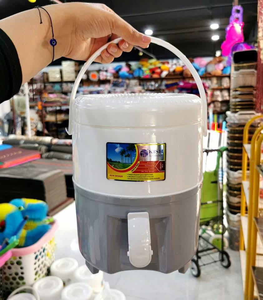 💧 ترامز ماء بلاستك مبطّن لحفظ الماء البارد ❄️
أصلية وجودة ممتازة، بتصميم عملي وأنيق ومناسبة للبيت والرحلات 🌿

🔹 مزودة بقاعدة وصنبور للتعبئة بسهولة
🔹 عزل يساعد على بقاء الماء بارد
🔹 أحجام مختلفة حسب حاجتكم
🔹 سهلة الحمل والاستخدام

📍 متوفرة داخل مجمع جلولاء المركزي
🚚 توصيل لجميع محافظات العراق 🇮🇶

#ترامس_ماء #ترمس_ماء #حفظ_الماء #ماء_بارد #ترامس #لوازم_البيت #لوازم_الرحلات #مجمع_جلولاء_المركزي

نص مكتوب في الصور:
- KISH TERMOOS
- SalehAbad