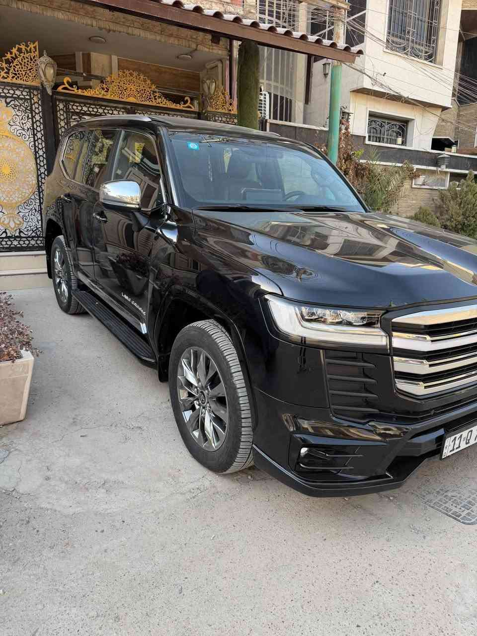 السلام عليكم 🌹
للبيع تويوتا لاندكروزر VX Limited موديل 2024 🚙✨

🔹 اللون الداخلي: أحمر + أسود
🔹 الممشى: 21,000 كم فقط
🔹 الحالة: خالية من الملاحظات

المواصفات:
• أبواب شفط
• 4 كاميرات
• رادار أمامي وجانبي
• حساسات أمامية وخلفية
• كراسي أمامية وخلفية تدفئة وتبريد
• كراسي كهربائية أمامية وخلفية
• مواصفات VX Limited

السيارة نظيفة جداً وبحالة ممتازة، جاهزة للفحص

مكان السياره بغداد حي البنوك
هاتف ***********
