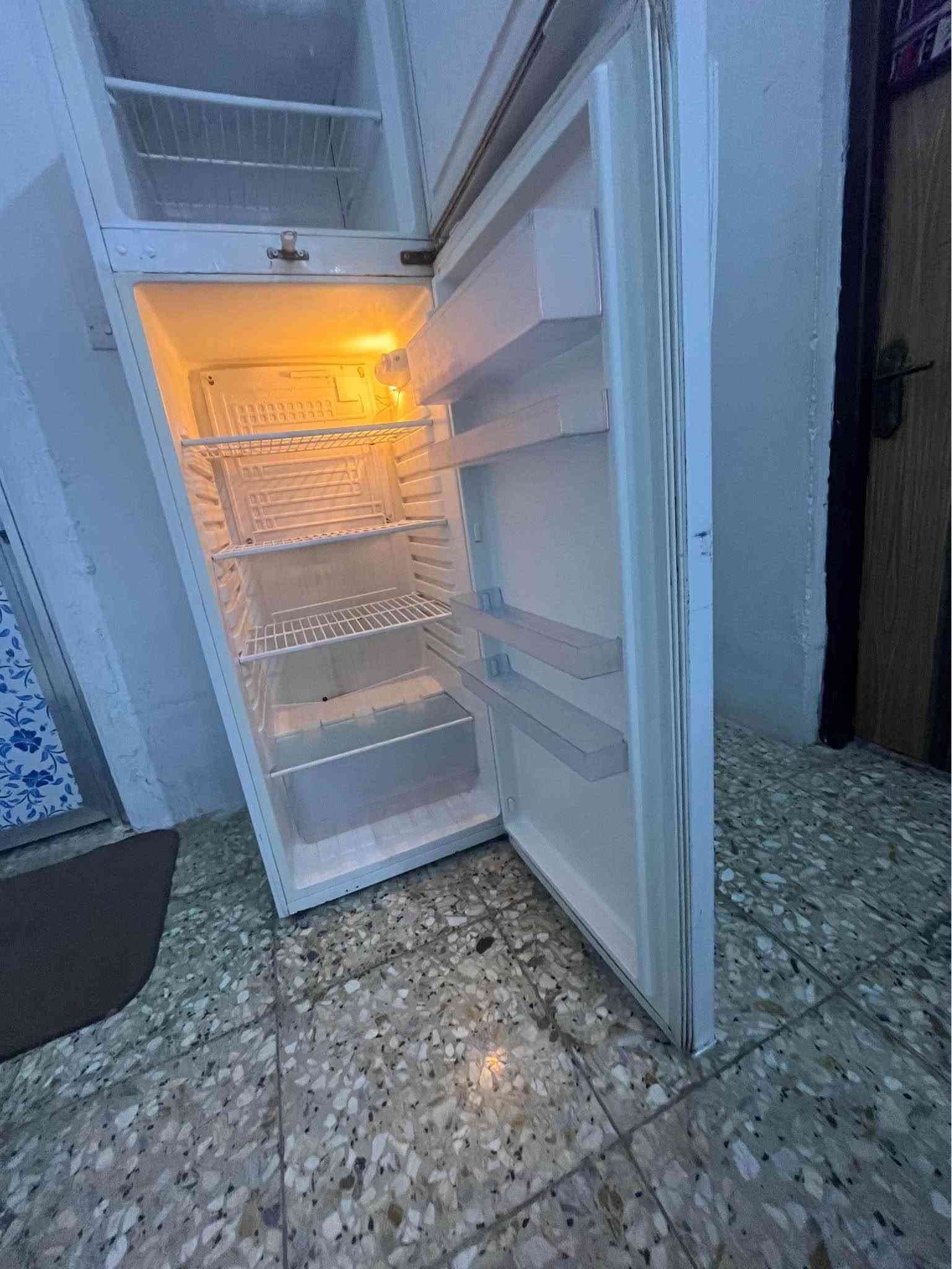 ثلاجه رويال  طولها 170نضيفه شغاله وعلى الفحص سعرها 150 وبيه مجال المكان نهايه الشعله منطقه الدهله *********** بغداد, العراق
