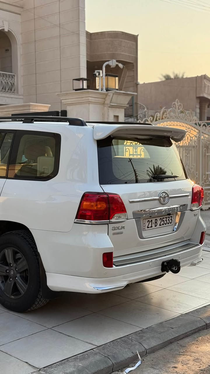 2015 Toyota Landcruiser
سلام عليكم

لاندكروز 2015 جيهان اول مالك 
GXR v6
مكينة 6 سلندر
رقم سليمانية باسمي
ماشية 137 الف حقيقي

سبير وعدة مال شركة 
على ايد وحدة من هيه زيرو 
مكينة كير حداديه تخم تاير باتري كهربائيات كلهن جدد 
كفاله من الصبغ والتبديل 

بيها بارد جوه قبغ البانزين

المواصفات:-
سلايد فتحة
ثلاجة 
كشنات كهربائي ثلاث دكم
شاشة + كامرة + حساس امامي خلفي  
تحكمات ستيرن 
مري شفط
8 ايرباك 

نظام فور ويل 
تشغيل عن بعد 
تشغيل بصمة وابواب وجنطة
وباقي من المواصفات معروفة

السعر 378 بيها مجال 
مكانه السيديه 
رقمي ***********
