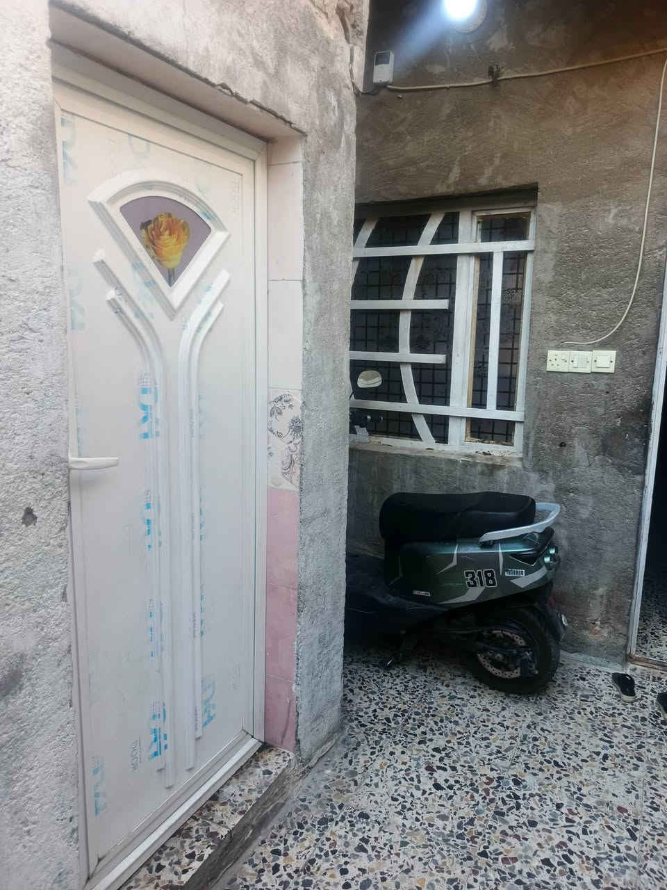 السلام عليكم نصف قطعه شرگ للبيع
قاطين بناء 2020  شارع الچوادر قطاع 44 رابع بيت عالشارع 
للأستفسار الاتصال***********
