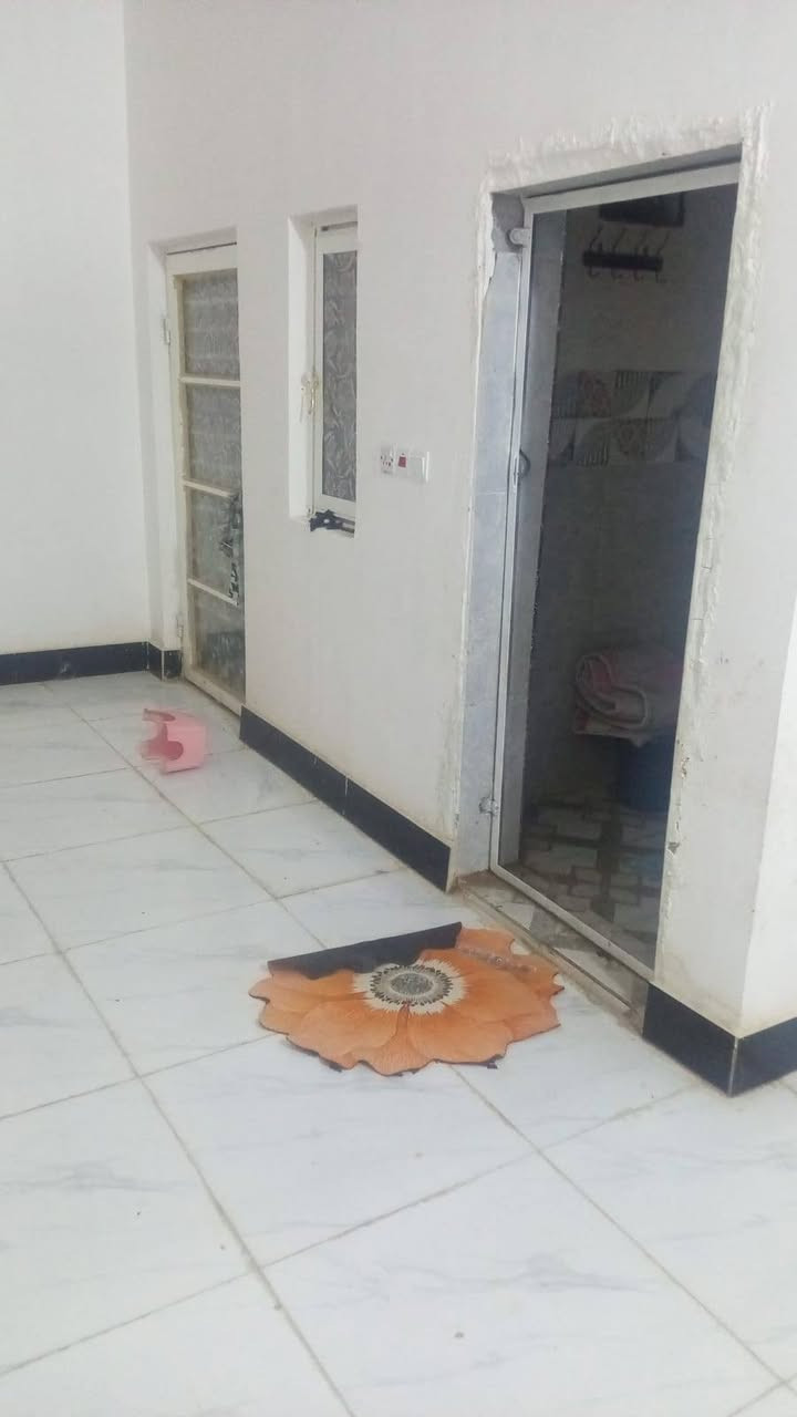 لبيع مساحه ٩٥ حي الحريه بناء بلوك البيت ميري يحتوي على غرفه وصاله داخلهه مطبخ وصحياات ومنور
***********

