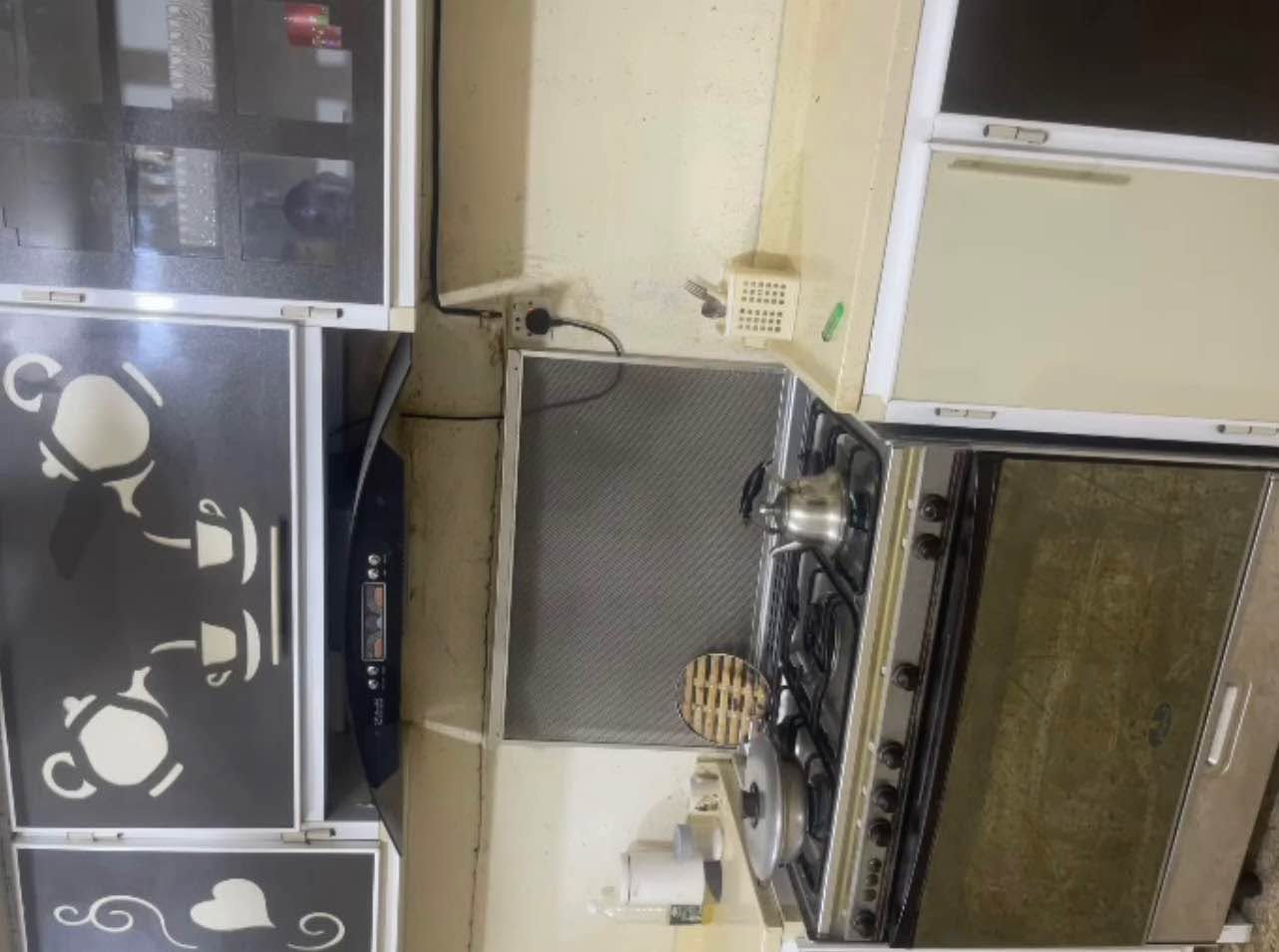 السلام عليكم كاونتر حجم كبير ٣استدارات بلون بيجي وجوزي السطح مالته مرمر سعر مليون وربع وبي مجال 
*********** عمارة, ميسان
