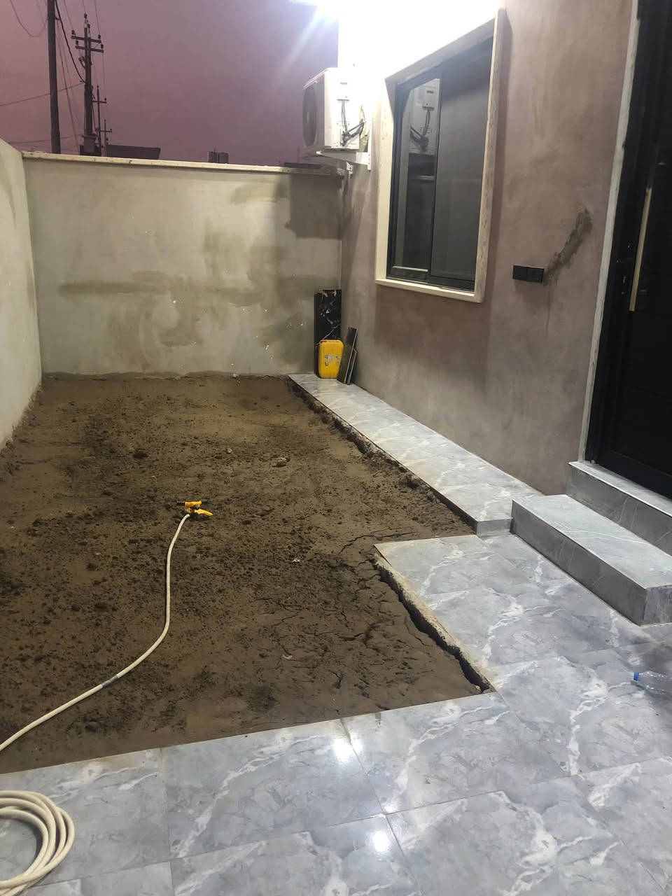 السلام عليكم بيت للبيع طابقين بناء 2026 الطابق الاول كامل و الطابق الثاني ناقصة بس لبخ و بورسلين  المساحة 170 واجها 10 حديقة و كراج الطابق الاول متكون من غرفتين و مناور ثنين و ستقبال و مطبخ و حمامات و الطابق الثاني اربع غرف و حمامات البيت ماي و كهرب خير من الله موقعة الملايين الثانيه تقطيع الملاح ارض  المربع الذهبي زراعي سند 25 وصل بلدية 
***********
***********
