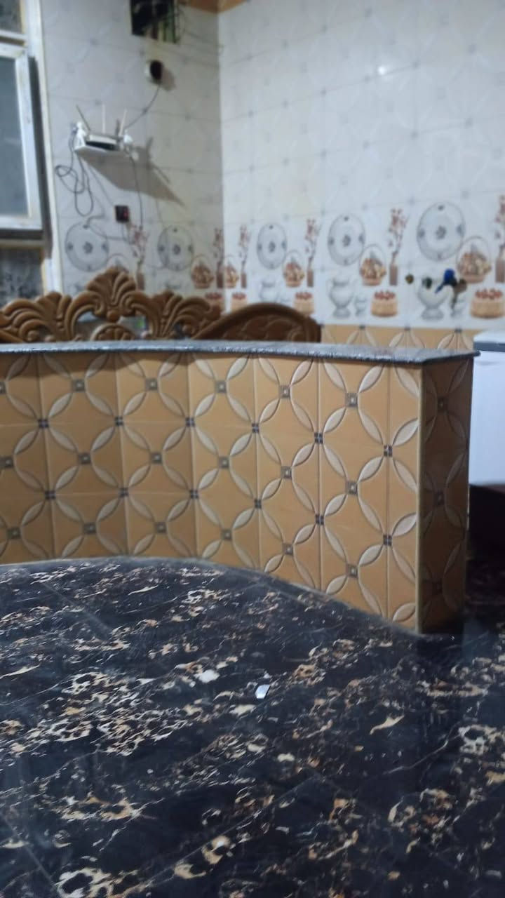 بيت مساحه 200 متر نوع طابو صرف  3 غرف نوم صاله ومطبخ  استقبال صيحات عدد 2    100متر  بناء  جديد 100 ترميم  السعر 200 مليون وبي مجال كوفه حي ميسان شارع عوده الرقم ***********.         ***********.
