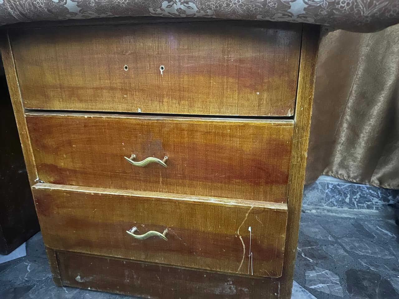 غرفة نوم ٨ قطع 
سرير 
مومديات سرير  عدد ثنين +كومدي زاويه 
زاوية تعليگ مع مكان تخزين 
كنتور ٦ ابواب 
كومدي احذية  ملحق بجراراته
كلها بحاله جدا جيده 
سعرها ٧٠٠ الف 
***********
