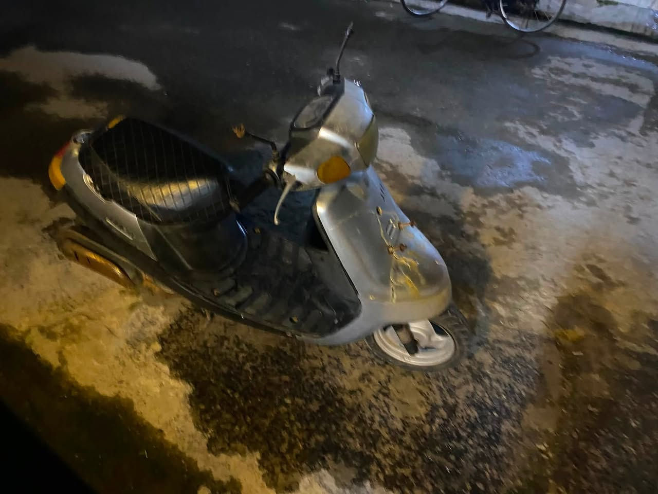 موطور بوتين لل بيع مستعجل ع بيعته موطور نضيف محرك نضيف شاصي جديد ما مكسور الموطور كدام العين العر ٢٥٠.   الرقم الهاتف ***********
