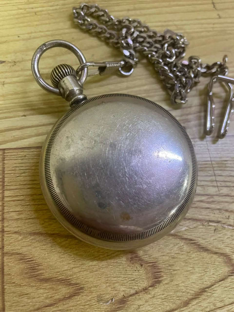 ساعة جيب أثرية نادره(ولثام)  (Waltham)الأمريكية (USA)
أنتجت عام 1915
حركة الساعة نصب تكويك 
قطر الساعة 45/44 ملم
لون المينا بيضاء مصنوعة من البورسلين
أرقام رومانيه سوداء مع عقارب زرقاء داكنه 
سنتر الثواني منفصل
نظافة الساعه ممتازة
 الوقت مضبوط جداً جدااااااً
السعر  165 ألف شامل التوصيل
للمهتم خاص ***********
المكان كركوك يوجد توصيل
