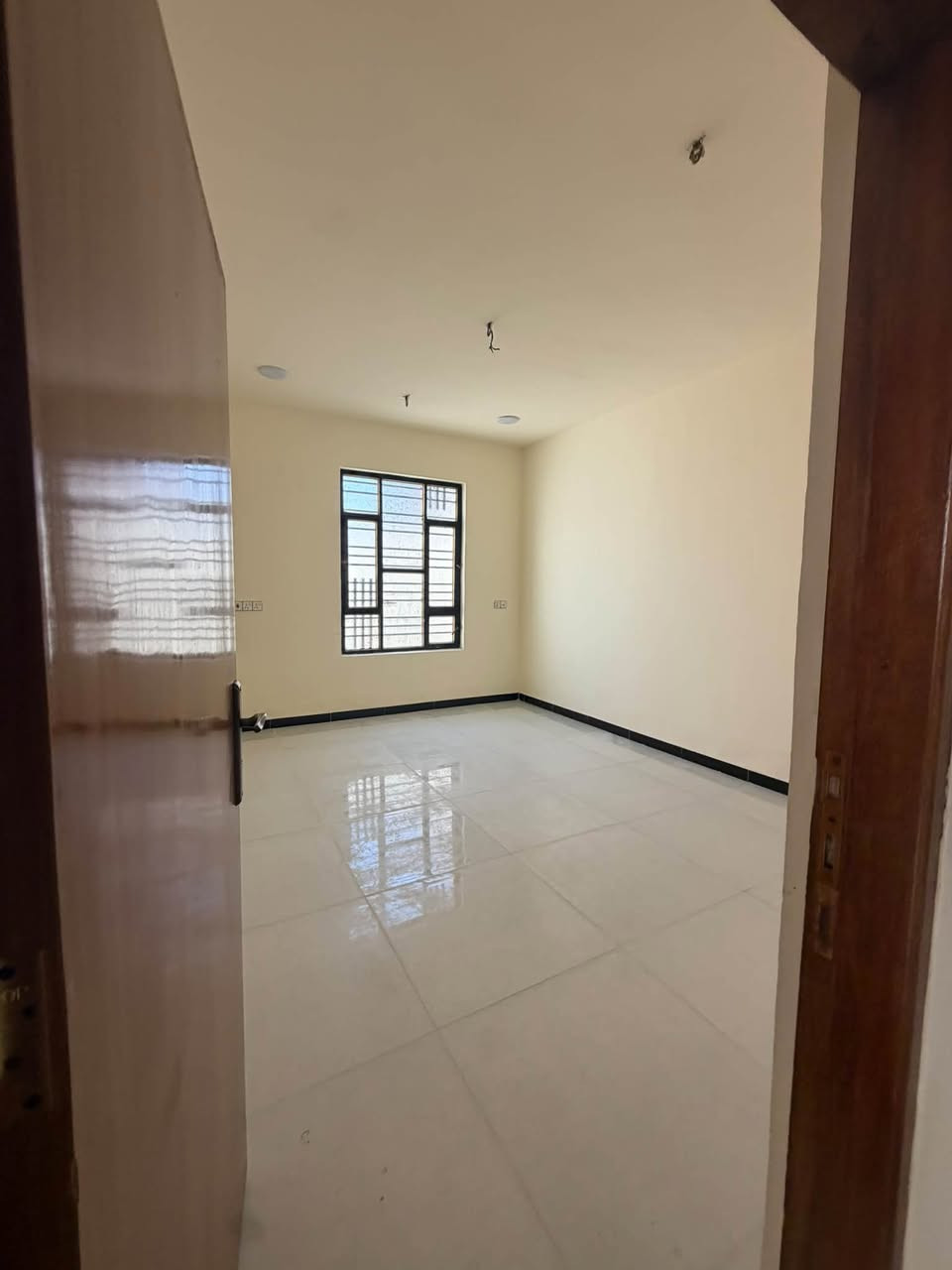 دار للبيع 🏠✨
فرصة مميزة لمن يبحث عن الاستقرار والراحة في موقع حيوي وخدمي.
📍 الموقع: المدائن - سلمان باك (شارع أباثير، مقابل عيادة الدكتور جاسم).
تفاصيل العقار:
مساحة 300متر 
 نوع العقار: دار سكنية (طابق واحد)
 التصميم:
 2غرف نوم 🛏️
 صالة واسعة 🛋️
 مطبخ متكامل 🍳
 استقبال 🚪
 الصحيات: متوفرة (داخلية وخارجية) 🚿
 المميزات والخدمات:
 يضم الدار حديقة كبيرة تمنح المكان إطلالة جميلة وإمكانية لجلسات خارجية. 🌳
 خدمات متكاملة بالكامل وجاهز للسكن.
للاستفسار ومعرفة السعر وبقية التفاصيل، يرجى الاتصال أو مراسلتنا على الرقم:
[***********] 📞
