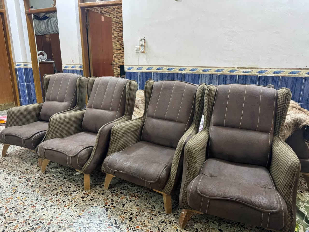 السلام عليكم
تخم للبيع تزكام 
يتكون من 2 قنفات مع 4 كراسي 
القنفات نظام السرير 
التخم نضيف 
السعر 650 وبي مجال 
***********
