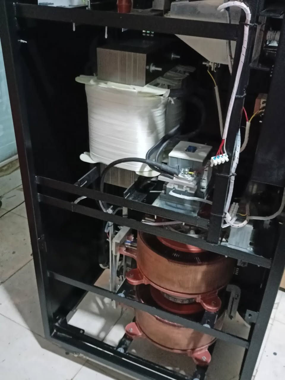 منظمات الفولتية (رافعات فولتية) 250 kva  ثري فيز تركي منشا بموصفات خاصة بنا و جودة عالية مع ضمان لمدة عام و توفير جميع قطع الغيار 
 مناسبة للمعامل و مشاريع المياه و مستشفيات و مراكز الصحية 
🔹 منظمات فولتية احترافية بتصميم صناعي قوي، مصممة لتثبيت الجهد الكهربائي وحماية المعدات من تذبذبات وانخفاض وارتفاع الفولتية.
✅ تثبيت واستقرار الجهد الكهربائي
✅ حماية المعدات من تذبذب الفولتية
✅ تصميم صناعي متين للتشغيل المستمر
✅ نظام تبريد بالمراوح
✅ مناسبة للمصانع والورش والمشاريع والمعدات الكهربائية
✅ شاشة ومؤشرات لمتابعة حالة التشغيل
✅ متوفرة بعدة قدرات ومواصفات
🏭 حل عملي لاستقرار الطاقة وحماية معداتك الكهربائية.
🔴 High Power | هاي باور الوكيل الحصري 
للمنظمات الفولتية ARTI Regulator في العراق

📞 للاستفسار عن القدرات والأسعار والتجهيز تواصل معنا: ***********
العنوان: السليمانية - كلار
#HighPower #هاي_باور #ARTI
 #ARTIRegulator #VoltageStabilizer #VoltageRegulator #منظم_فولتية #منظمات_الفولتية #مثبت_فولتية #حماية_الأجهزة #كهرباء #كهرباء_صناعية #معدات_كهربائية #مصانع #ورش #مشاريع_صناعية #العراق #كوردستان #السليمانية #كلار #Iraq #Kurdistan #Sulaymaniyah #Electrical #IndustrialElectrical #PowerProtection
