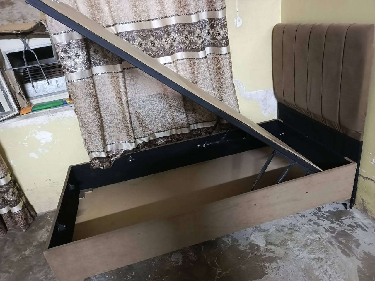 تخت نفر للبيع مابيه اي كسر شبه جديد به جكات وتخلي بداخلو غراض سعر 75 جانب الايمن قرب دائرة المرور. ‏‪***********‬‏ / ***********
