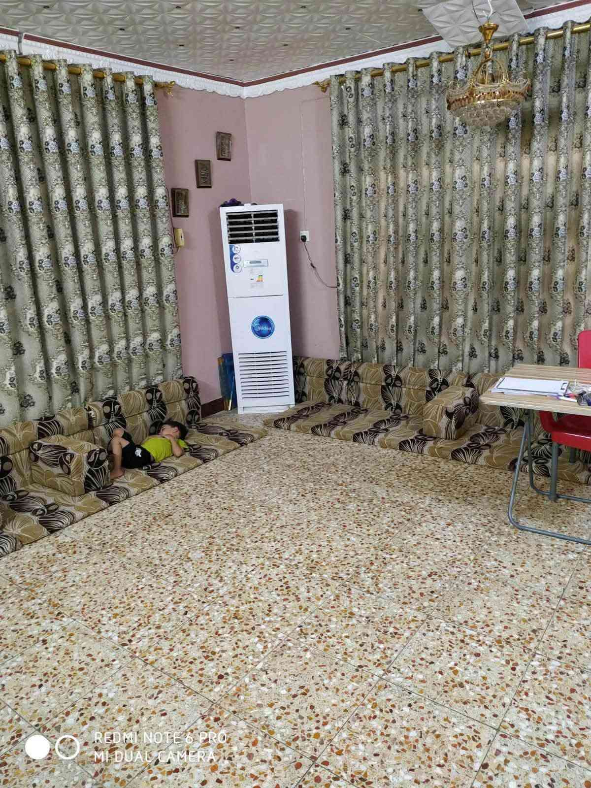 � بيت للبيع – بداية تقاطع شارع الستين

📍 موقع مميز
📐 المساحة: 210 م²

يتكون من:
• غرفتين
• غرفة بالطابق الثاني
• صالة
• حمام
• مطبخ
• براني
• محلين

💰 السعر: 270 مليون وقابل للتفاوض
📌 مناسب للسكن والاستثمار، خصوصاً لوجود محلين
***********

نص مكتوب في الصور:
- REDMI NOTE 6 PRO MI DUAL CAMERA
- REDMI NOTE 6 PRO
- MI DUAL CAMERA