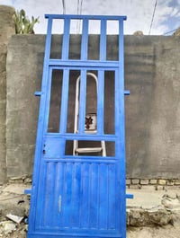 باب ثقيل • ارتفاع ١٧٠ • نظيف