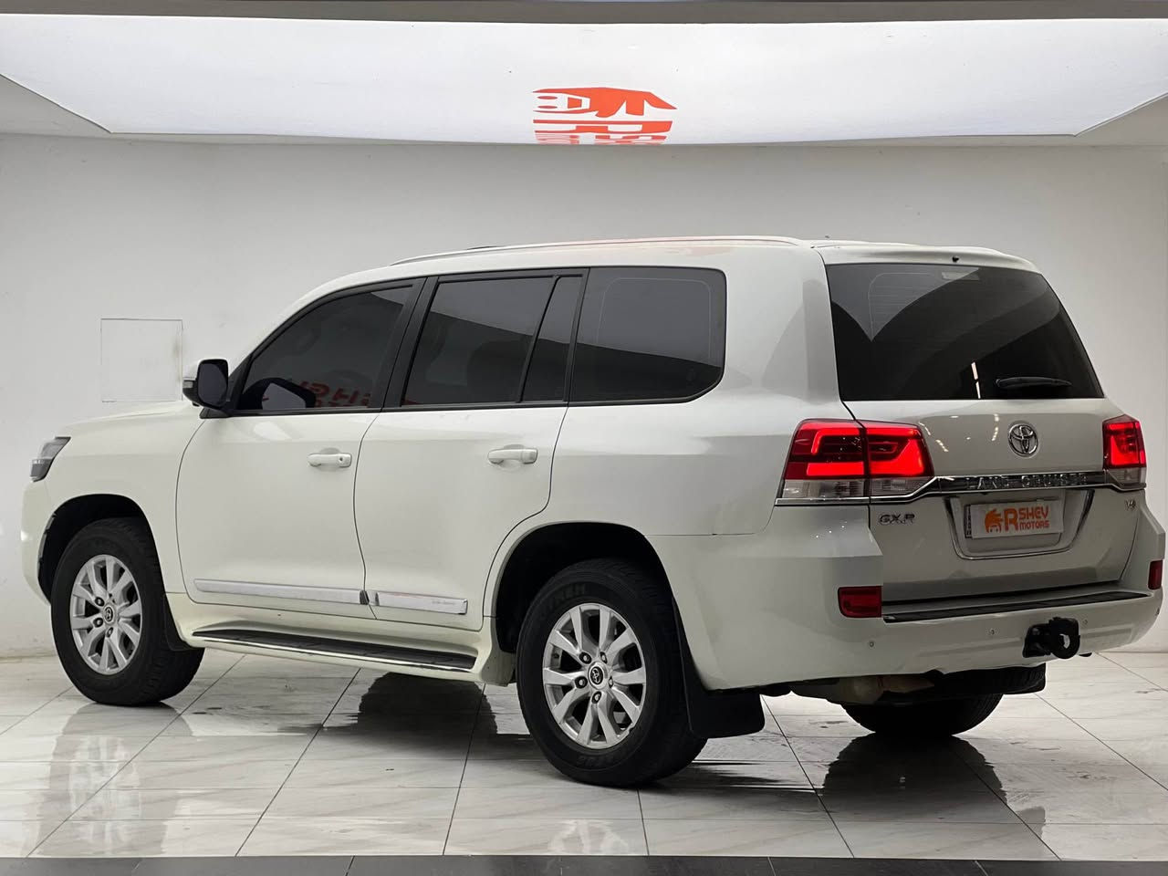 ارخص من هذا السعر لاند كروزر ماتشوف🔥🔥😍😍 
Toyota Land Cruiser 2017
تويوتا لاند كروزر ٢٠١٧
خليجية شركة مهند

مواصفات GX-R
(خمس كاميرات-ثلاجة-کشنات کهربائیة-فتحة سقف-حساسات خلفية-دفع رباعي-تبريد مركزي)

مكينة ٦ سلندر حجم ٤.٠ لتر تنفس طبيعي
ماشية 266,000 كيلومتر و بحالة ممتازة 

السيارة بیها شبر صبغ و مكانين بارد  
السيارة كلش حلوة و نظيفة 

السيارة رقم اربيل الدولي سنوية جديدة و باسمنا
مكفولة من كير و محرك و كهربائيات
 
سعرها بلاااش 😍 (385$) ورقة و بيها مجال بسيط 

مكان السيارة

دهوك -معرض ارشف R-Shev
رقم51 من معارض التيرمينال 

***********
*********** دهوك, العراق
